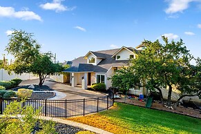Hillside Infinity Pool Retreat