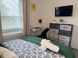 Modern Private Share Bedroom Bus stop to NYC