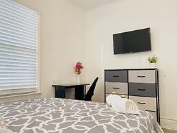 Modern Private Bedroom Bus stop to NYC