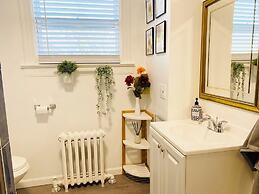 Modern Private Bedroom Bus stop to NYC