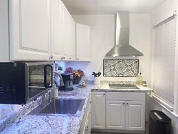 Modern Private Bedroom Bus stop to NYC