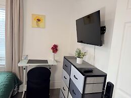 Modern Private Share Bedroom Bus stop to NYC