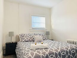 Modern Private Bedroom Bus stop to NYC