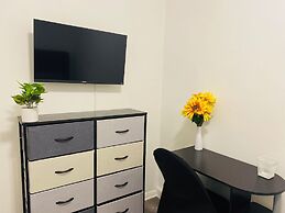 Modern Private Bedroom Bus stop to NYC