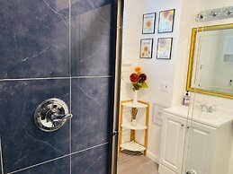 Modern Private Bedroom Bus stop to NYC