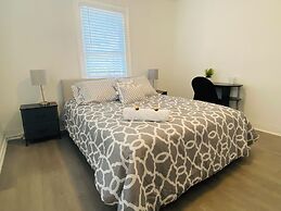 Modern Private Bedroom Bus stop to NYC