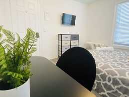 Modern Private Bedroom Bus stop to NYC