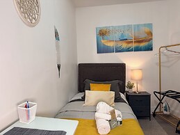 Modern Private Share Bedroom Bus stop to NYC