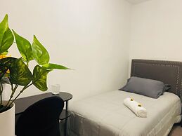 Modern Private Bedroom Bus stop to NYC