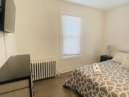 Modern Private Bedroom Bus stop to NYC