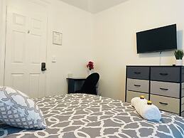 Modern Private Bedroom Bus stop to NYC