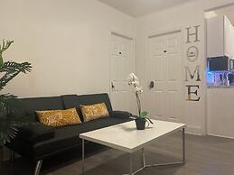 Modern Private Bedroom Bus stop to NYC