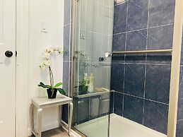 Modern Private Bedroom Bus stop to NYC