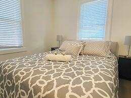 Modern Private Bedroom Bus stop to NYC