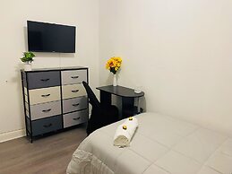 Modern Private Bedroom Bus stop to NYC