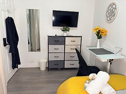 Modern Private Share Bedroom Bus stop to NYC