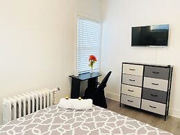 Modern Private Bedroom Bus stop to NYC