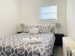 Modern Private Bedroom Bus stop to NYC