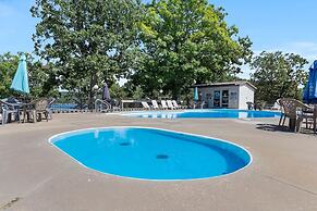 Cozy Condo at Rock Lane Resort