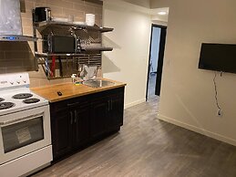 Brand New Dt 1 Br Close To All Edmonton, Canada