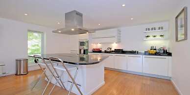 Executive Three Bedroom Apartment in Aberdeen s West End