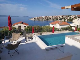 Heated Infinity Pool, Family Apartment With Panoramic sea View 3