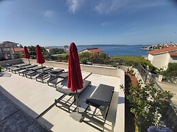 Heated Infinity Pool, Family Apartment With Panoramic sea View 2