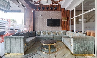 Fabhotel Twin Tree Suites