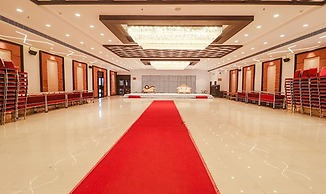 Fabhotel Twin Tree Suites