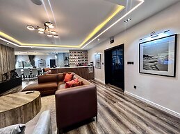 Luxury, Contemporary 4-bed Apartment in Ikoyi