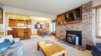 Walk to Mammoth Ski Lifts at Canyon Lodge Condo