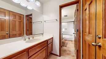 Walk to Mammoth Ski Lifts at Canyon Lodge Condo