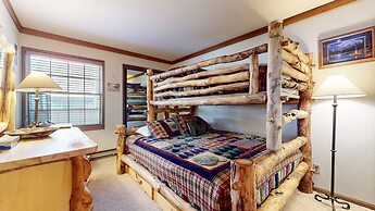 Walk to Mammoth Ski Lifts at Canyon Lodge Condo