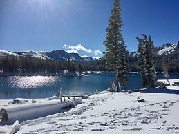 Walk to Mammoth Ski Lifts at Canyon Lodge Condo