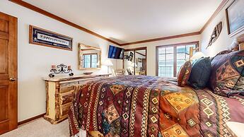 Walk to Mammoth Ski Lifts at Canyon Lodge Condo