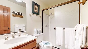 Walk to Mammoth Ski Lifts at Canyon Lodge Condo