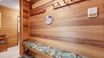 Walk to Mammoth Ski Lifts at Canyon Lodge Condo