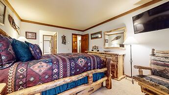 Walk to Mammoth Ski Lifts at Canyon Lodge Condo