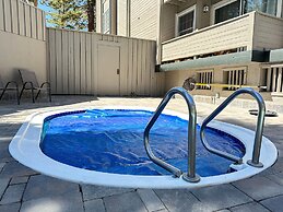 Walk to Mammoth Ski Lifts at Canyon Lodge Condo