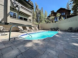 Walk to Mammoth Ski Lifts at Canyon Lodge Condo
