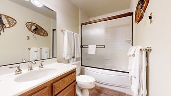 Walk to Mammoth Ski Lifts at Canyon Lodge Condo