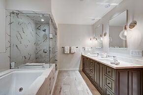 Luxury 3 Bedroom Condo at The Arrabelle by RedAwning - Save 20% on 7+ 