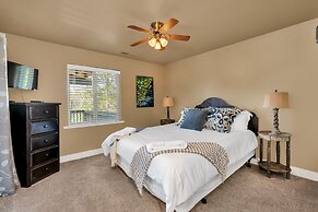 Bass Lake Beauty! 4 BDR Sleeps 16, Lakefront Views