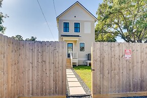 Upscale Home w/ 2 Balconies in Galveston!