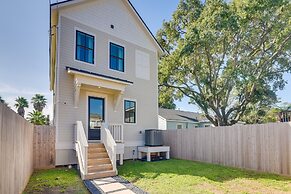 Upscale Home w/ 2 Balconies in Galveston!