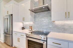 Upscale Home w/ 2 Balconies in Galveston!