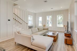 Upscale Home w/ 2 Balconies in Galveston!