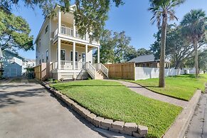 Upscale Home w/ 2 Balconies in Galveston!