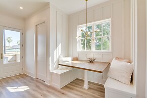 Upscale Home w/ 2 Balconies in Galveston!