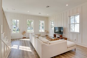 Upscale Home w/ 2 Balconies in Galveston!